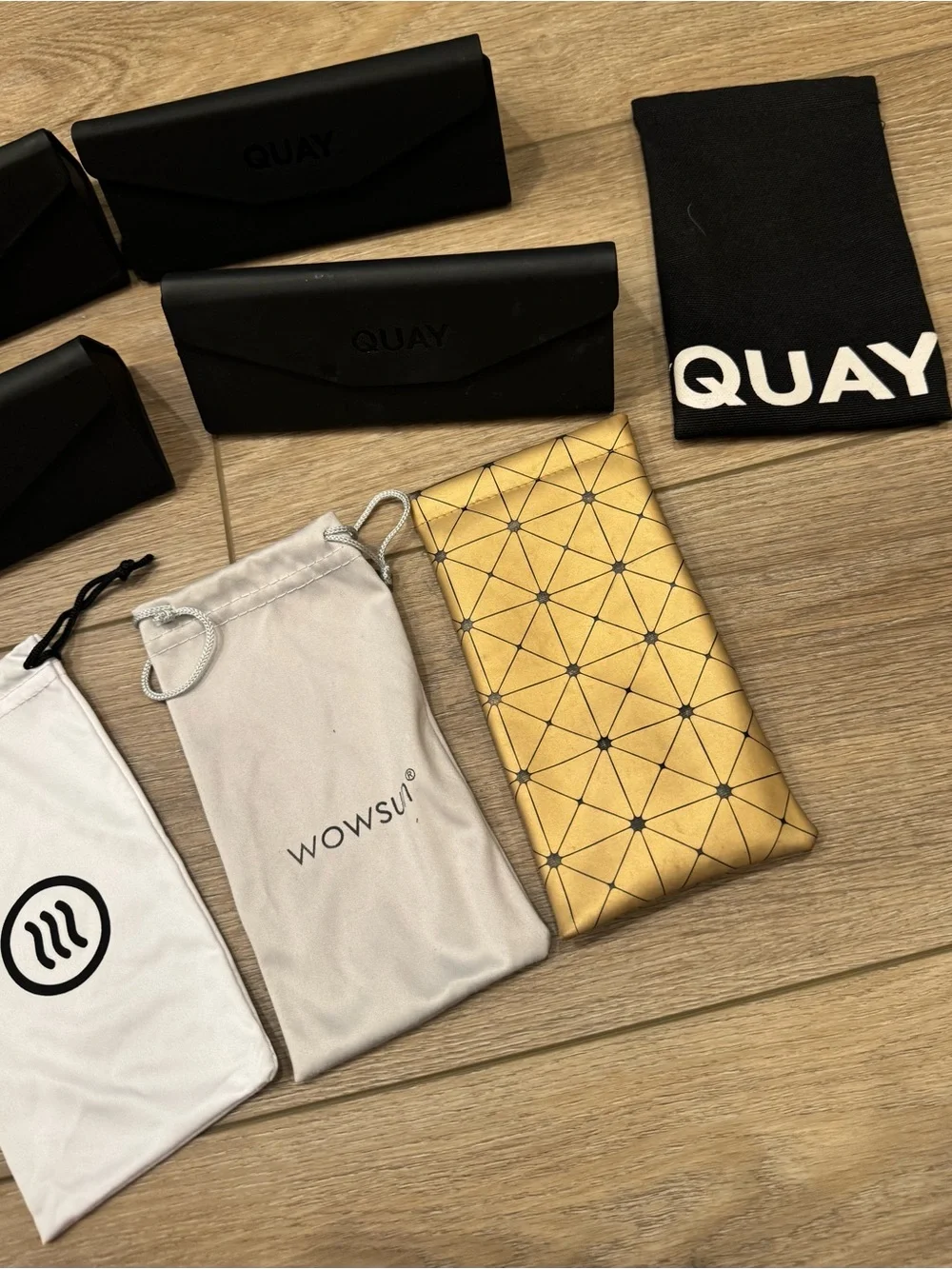 Quay sunglasses holder lot